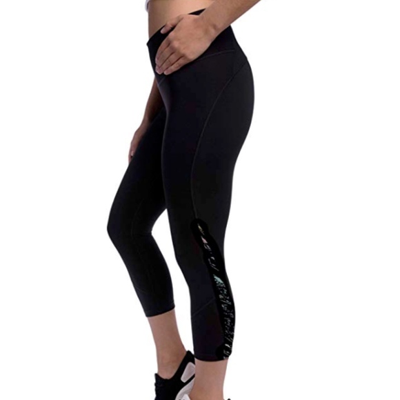 Kirkland Signature Ladies' Active Crop Tight - Picture 1 of 6